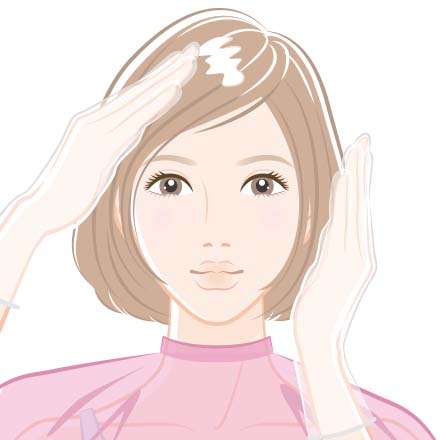 手にカラートリートメントを出す